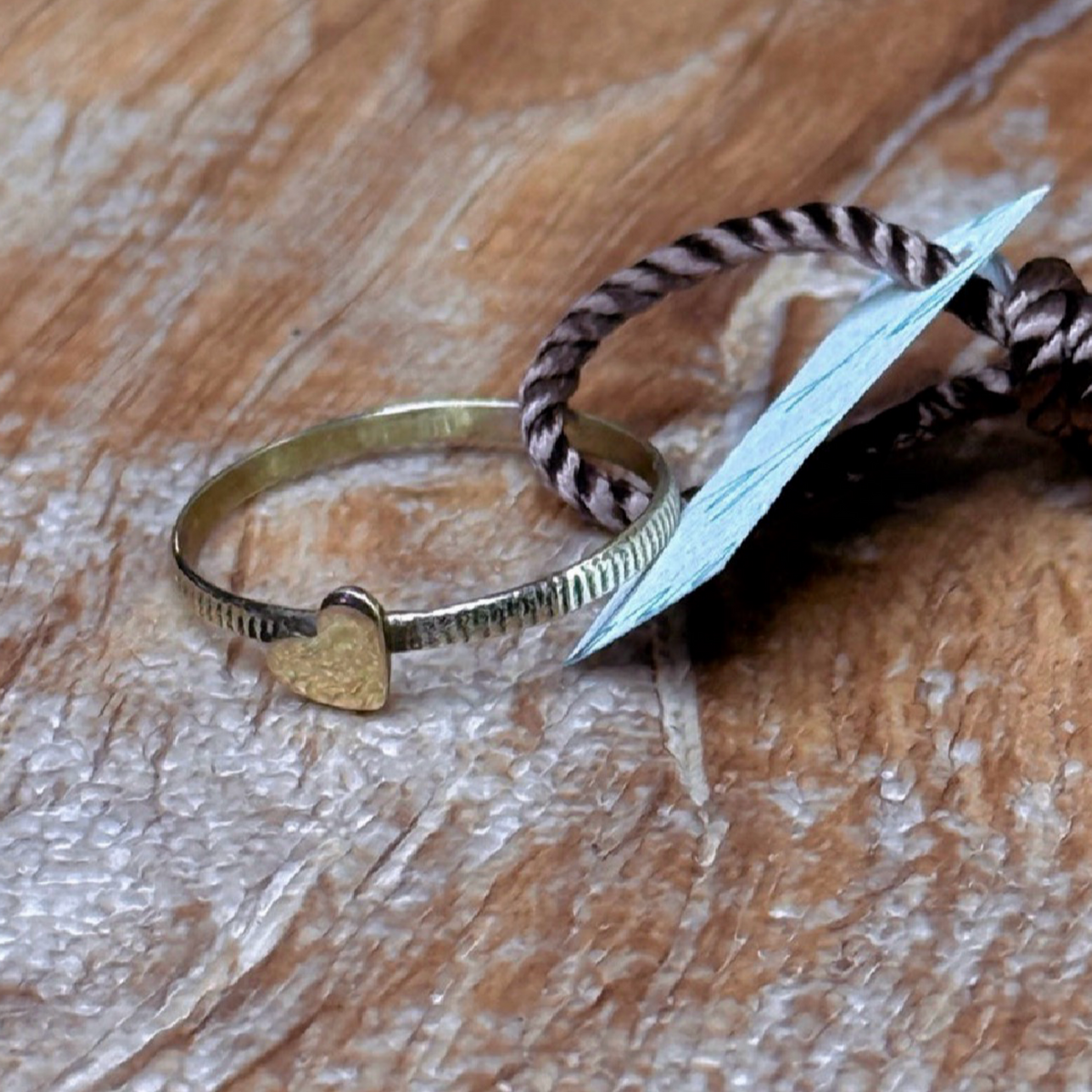 anillo con corazón en bronce