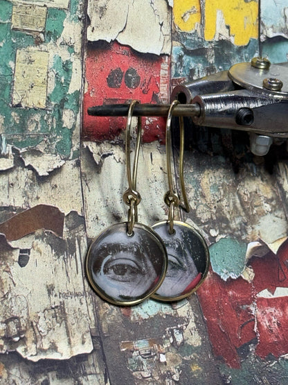 Eye Charm Earrings-Pantallas