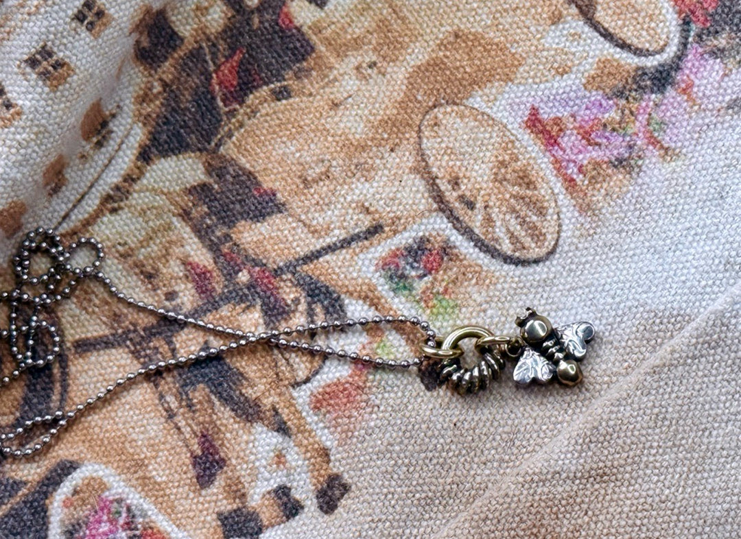 QueenBee #5 con cadena